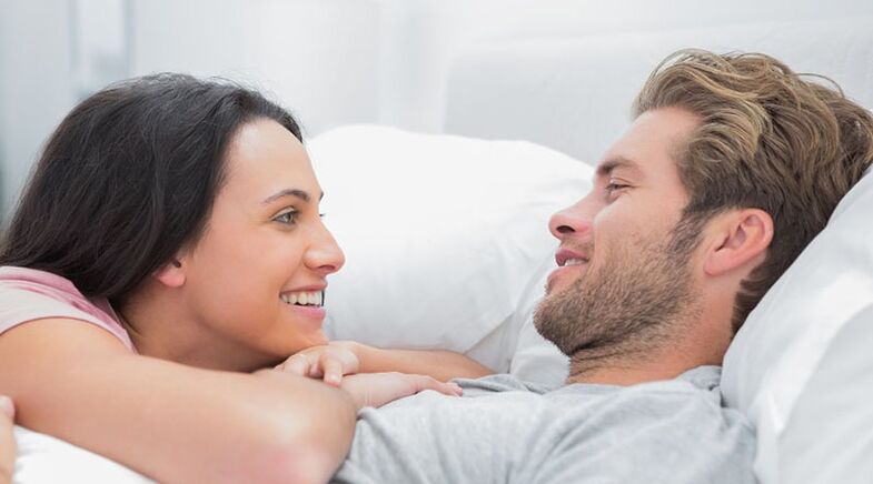 Giovane coppia a letto