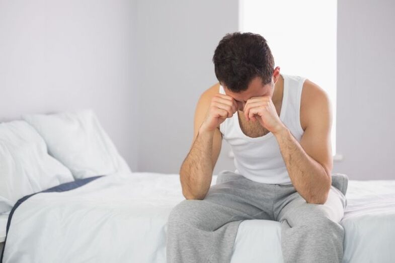 Un uomo sul letto