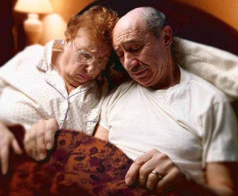 coppia anziana a letto