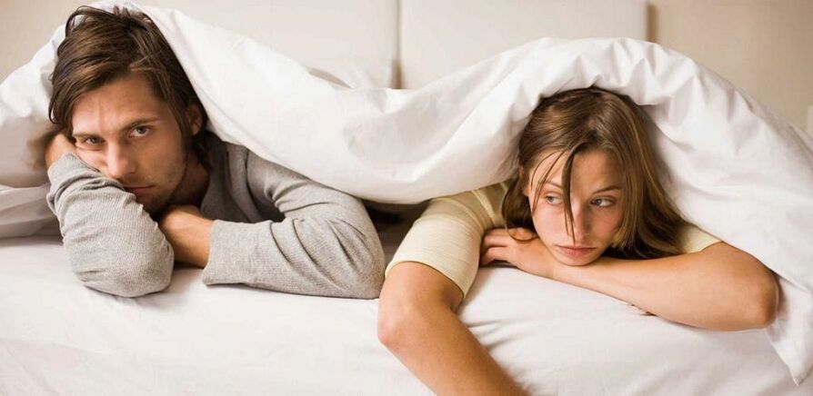 donna e uomo sconvolti con scarsa potenza