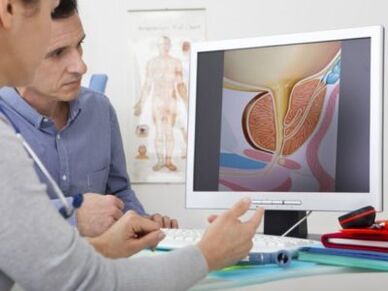 Un urologo consulta un paziente sui problemi di potenza